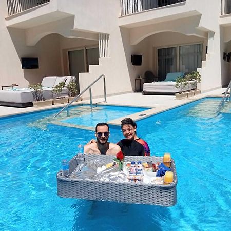 The V Luxury Resort Sahl Hasheesh Hurghada Eksteriør billede Floating pool service at a resort