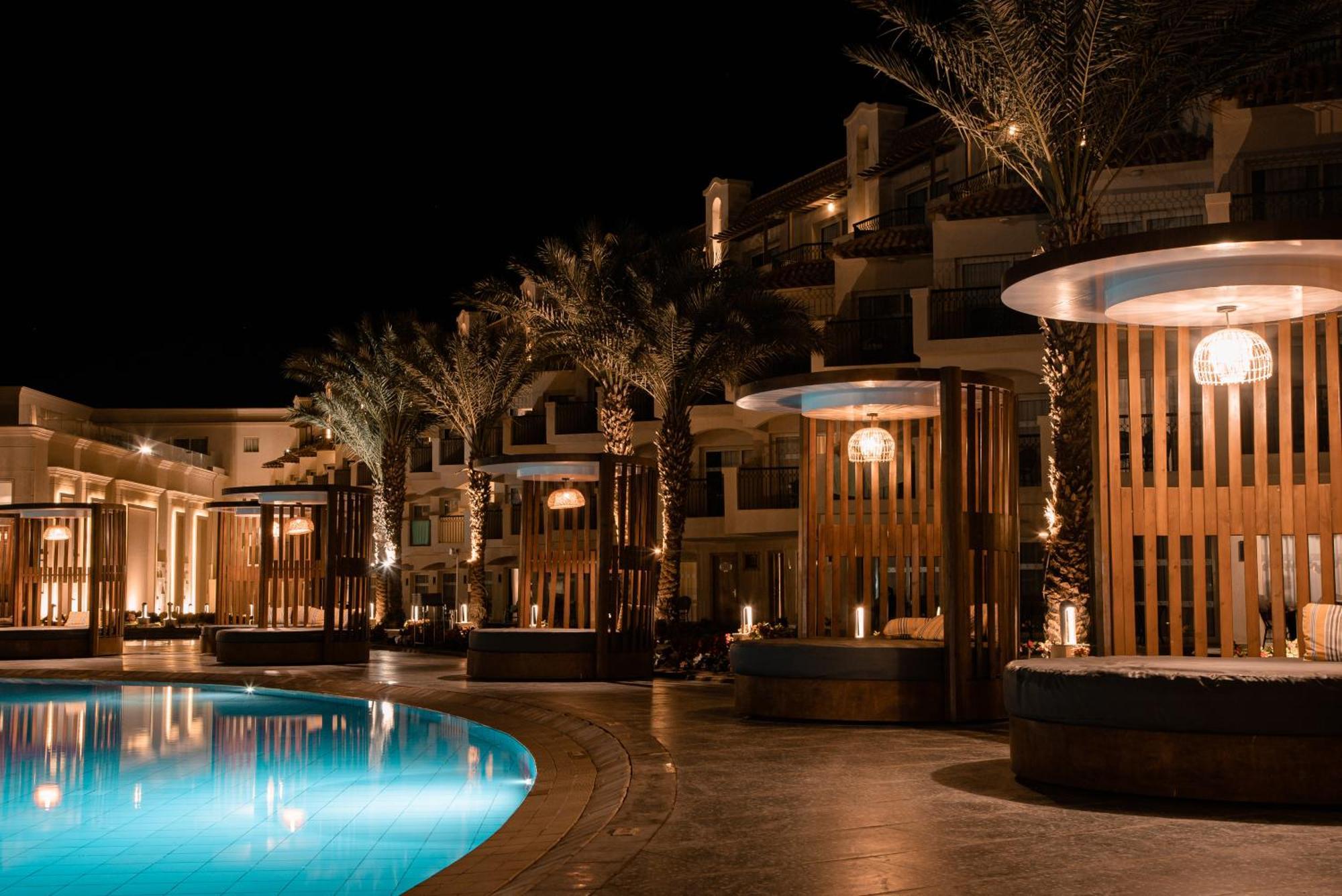 The V Luxury Resort Sahl Hasheesh Hurghada Eksteriør billede The resort at night