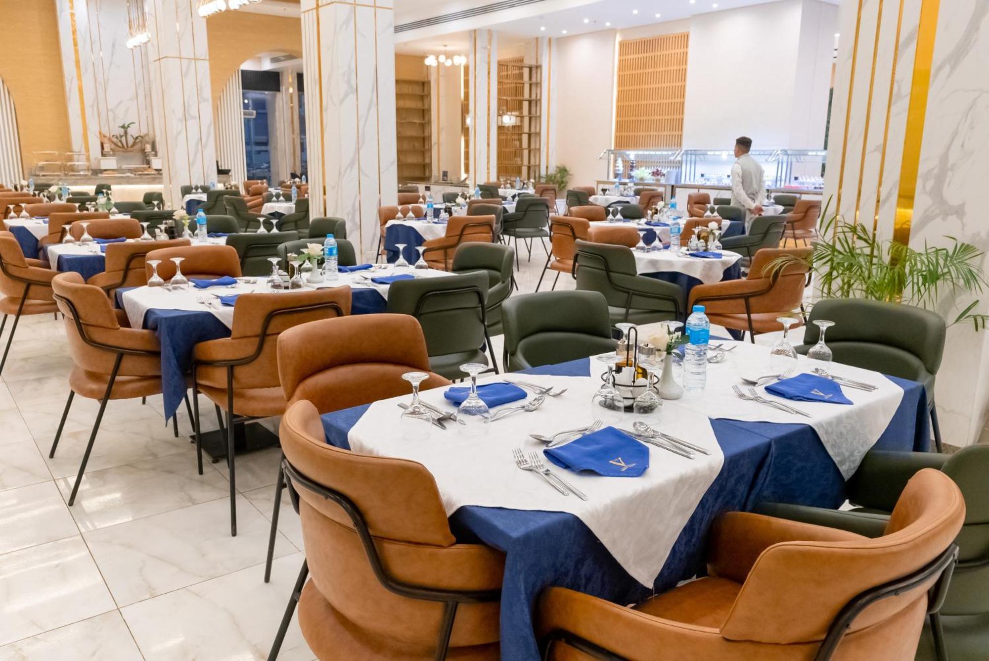 The V Luxury Resort Sahl Hasheesh Hurghada Eksteriør billede The restaurant at the hotel