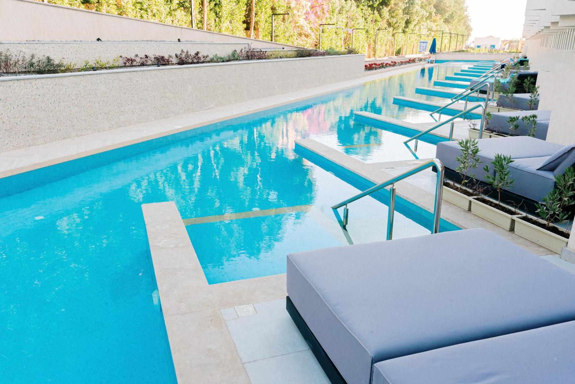 The V Luxury Resort Sahl Hasheesh Hurghada Eksteriør billede The pool at the 1011 Museum Building