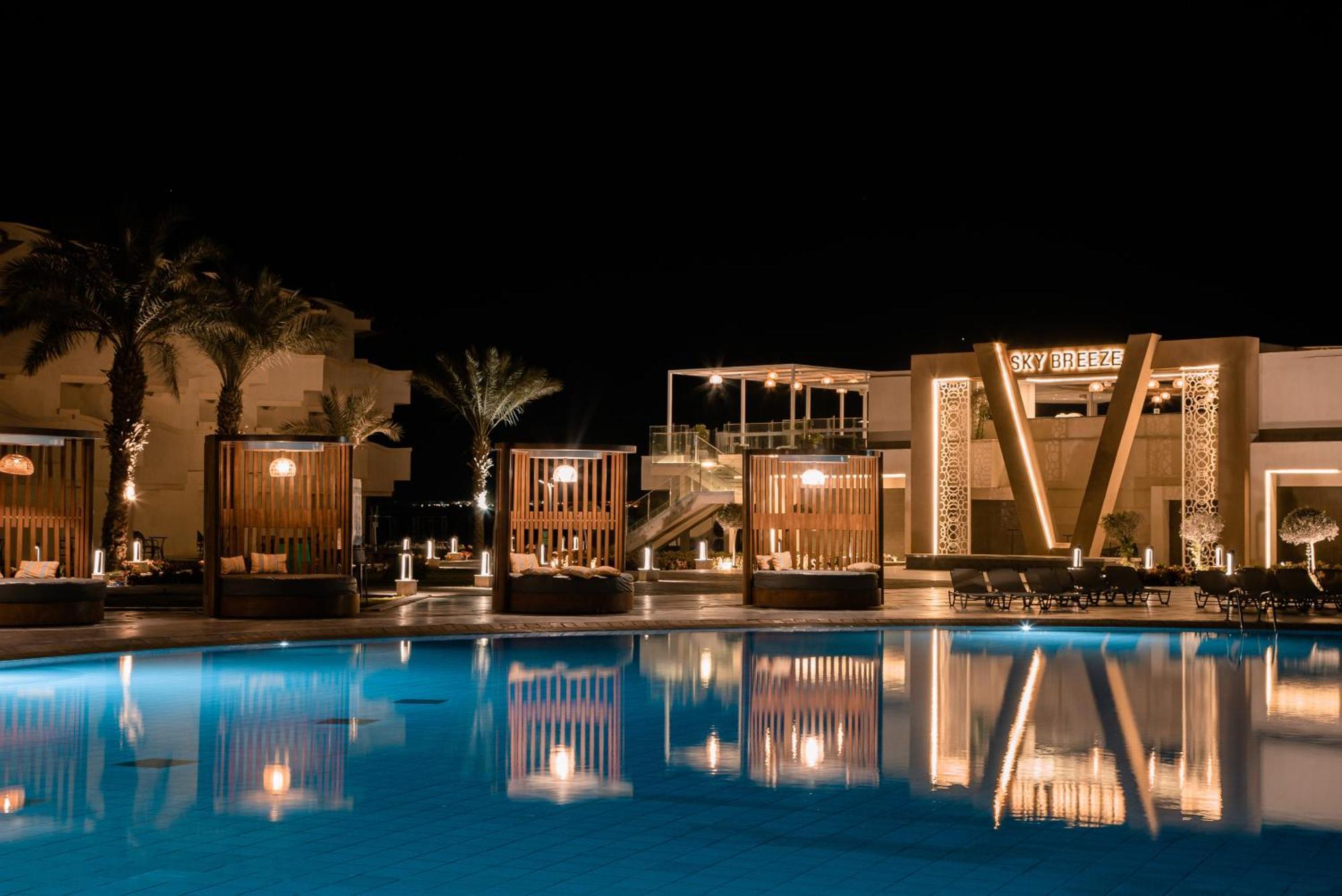 The V Luxury Resort Sahl Hasheesh Hurghada Eksteriør billede The resort at night