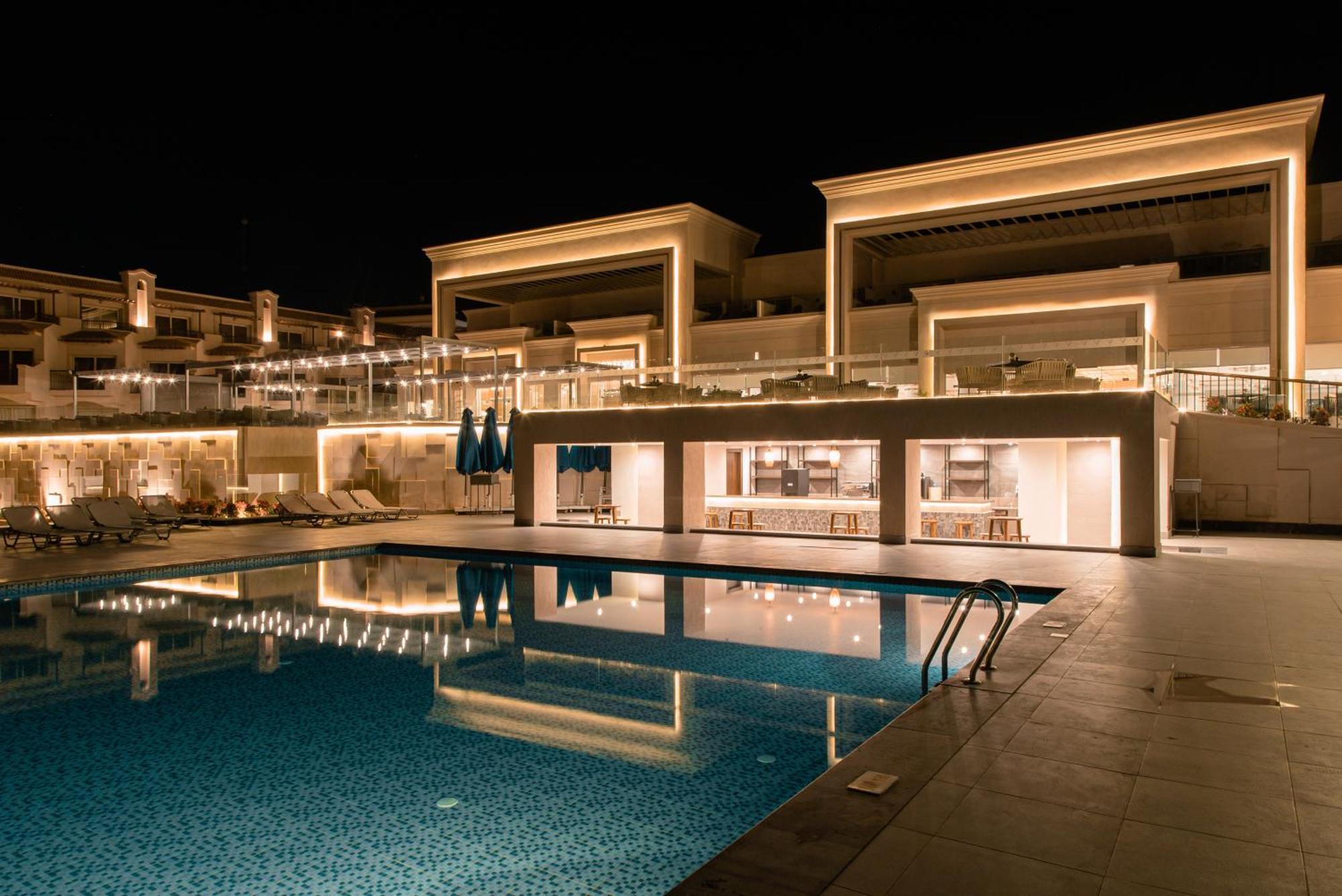 The V Luxury Resort Sahl Hasheesh Hurghada Eksteriør billede The resort at night