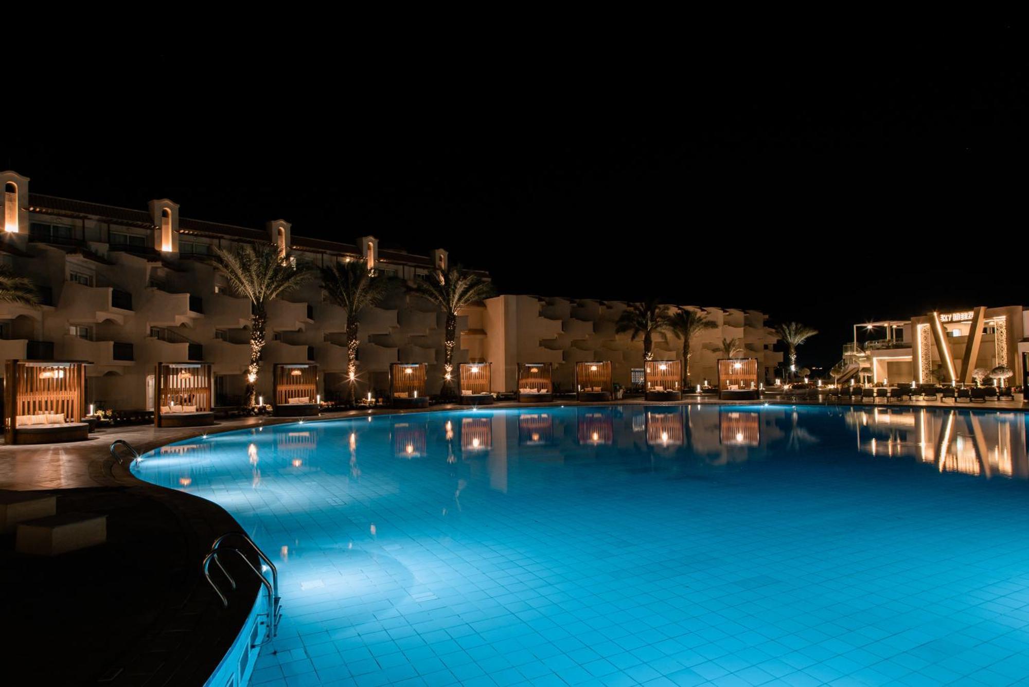 The V Luxury Resort Sahl Hasheesh Hurghada Eksteriør billede The pool at the resort at night