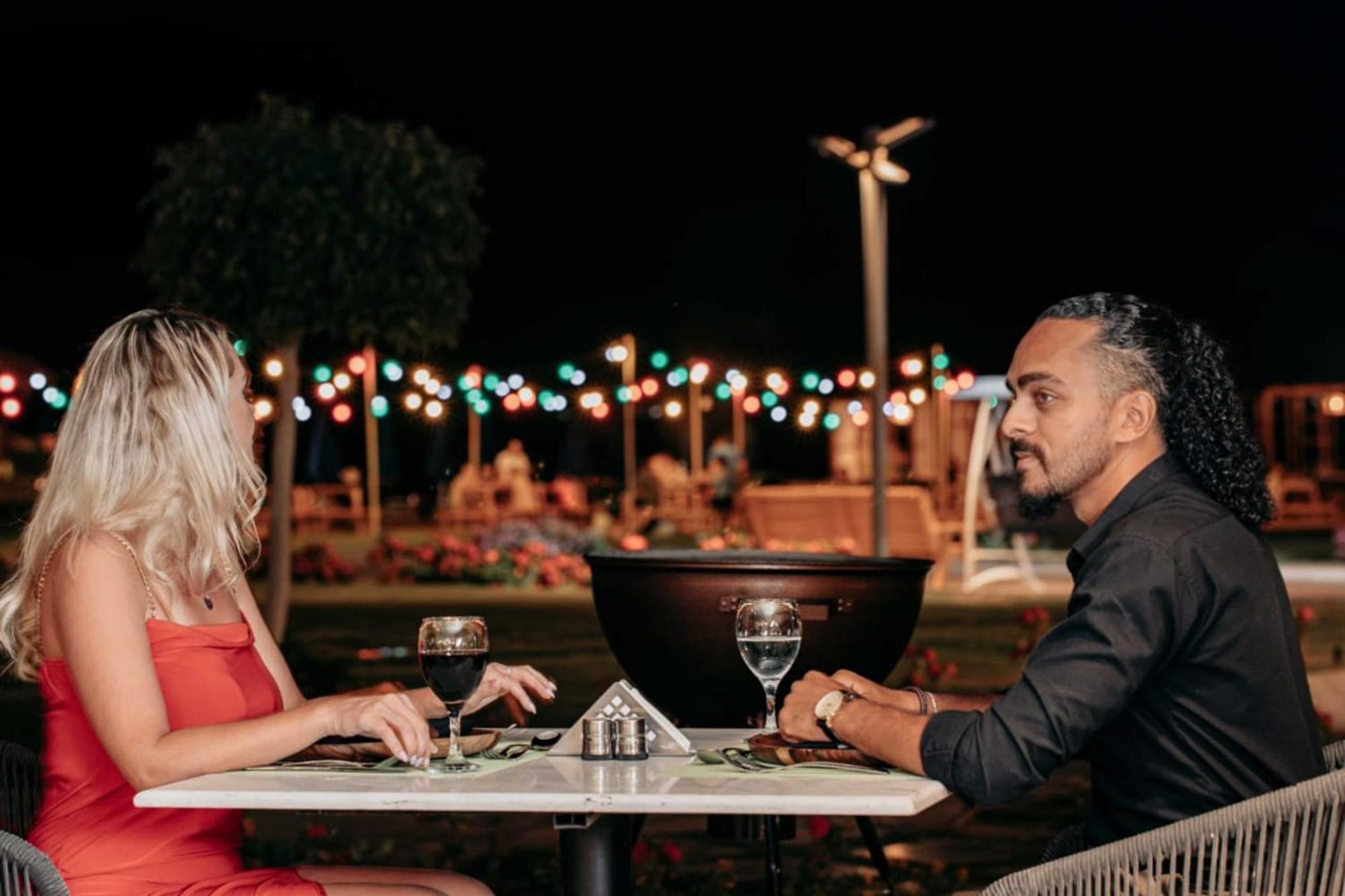The V Luxury Resort Sahl Hasheesh Hurghada Eksteriør billede A couple dining at a restaurant