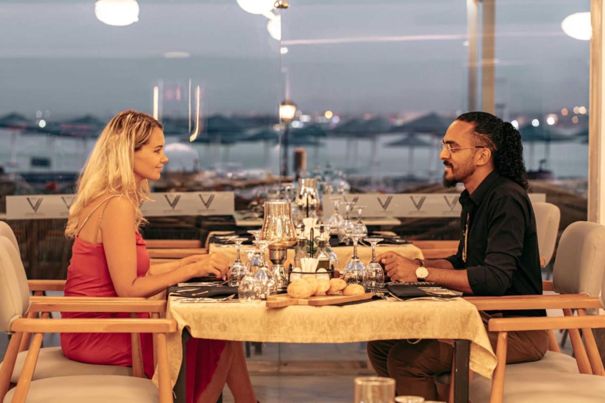 The V Luxury Resort Sahl Hasheesh Hurghada Eksteriør billede A couple dining at the restaurant