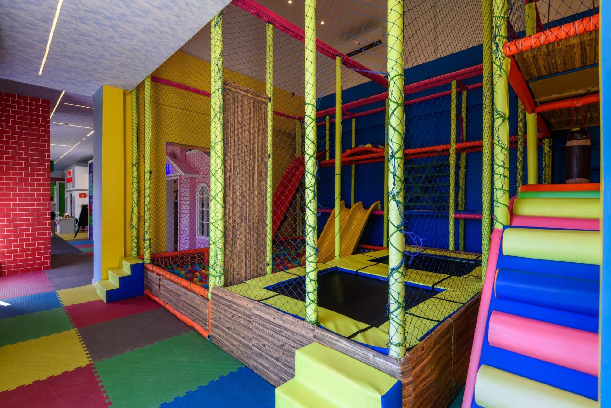 The V Luxury Resort Sahl Hasheesh Hurghada Eksteriør billede Playground in the shopping mall
